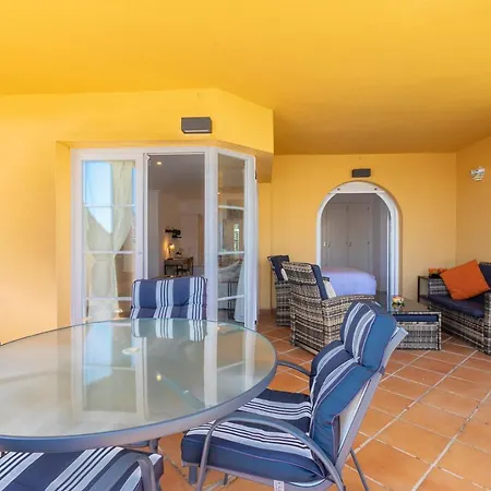 Great Views, Large Terrace & Walking Distance Appartement *