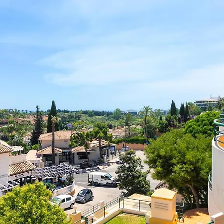Great Views, Large Terrace & Walking Distance Marbellac