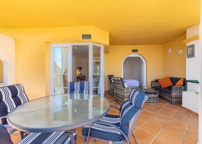 Great Views, Large Terrace & Walking Distance Appartamento *