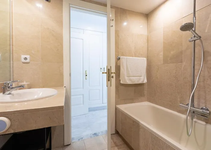 Great Views, Large Terrace & Walking Distance * מארבלה