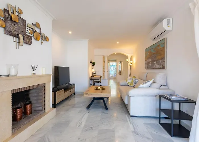 Great Views, Large Terrace & Walking Distance * מארבלה