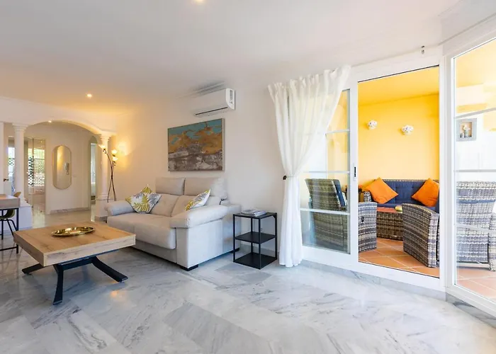 Great Views, Large Terrace & Walking Distance Appartamento Marbella